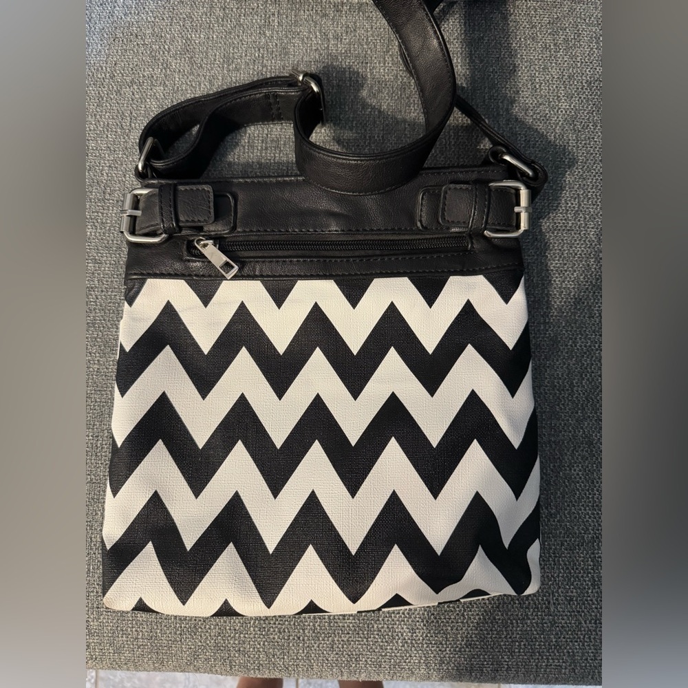 Black and White Chevron Crossbody Bag - Picture 2 of 4